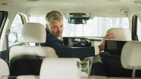 hombre de negocios en el asiento trasero de un coche