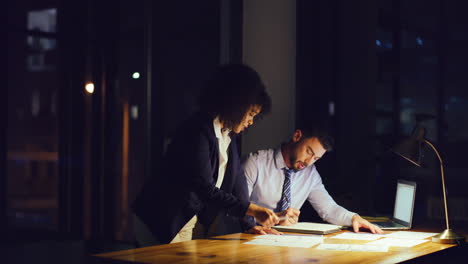 Two-businesspeople-having-a-discussion