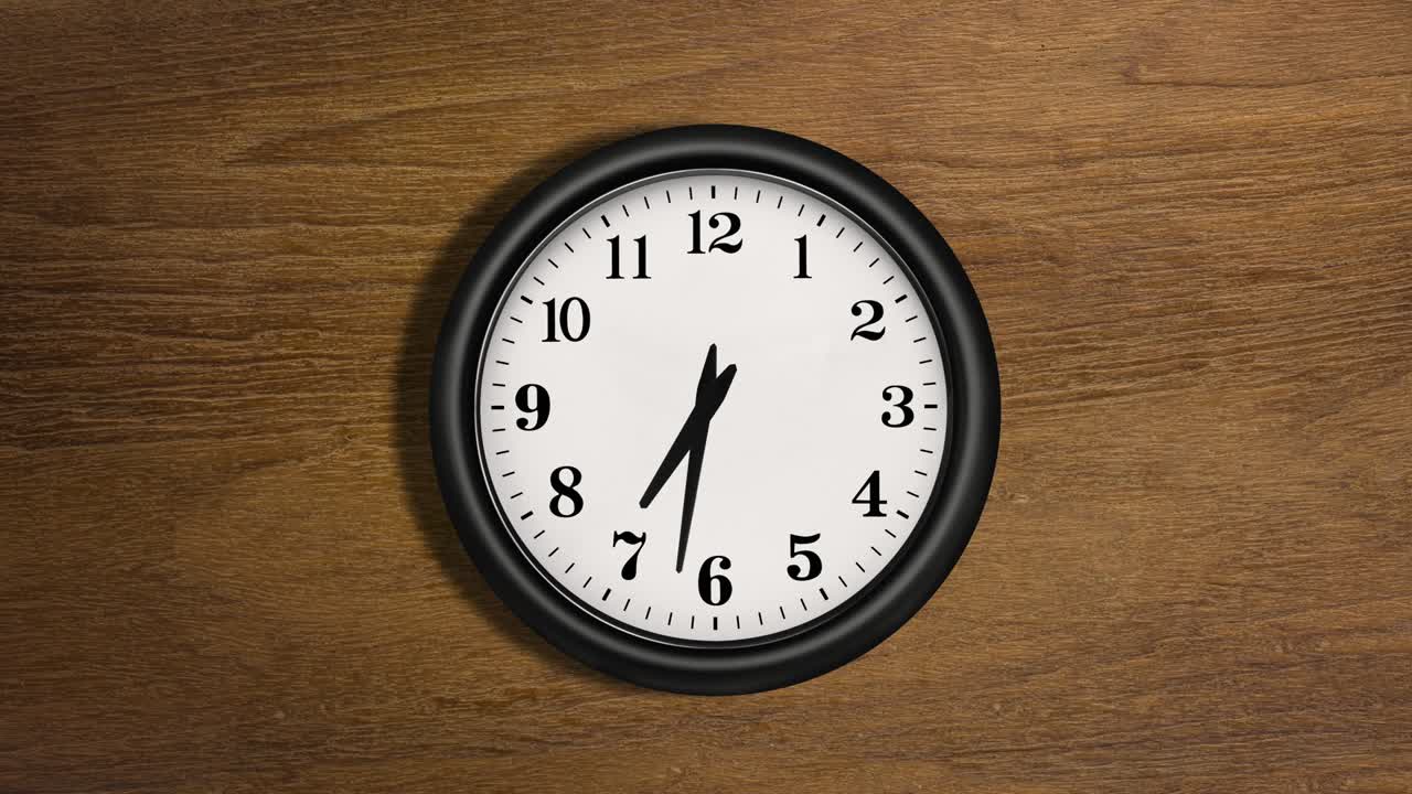 Orologio in timelapse su una parete di legno. L'orologio inizia a ticchettare alle 10 e finisce alle 10.