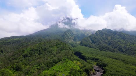 vista aérea del bosque y la pradera en la ladera de la montaña que se divide por una gran grieta a medida que la lava fluye cuando un volcán entra en erupción