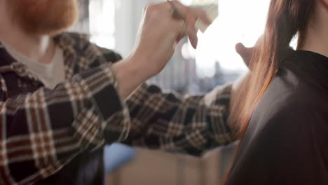 Peluquero-Masculino-Caucásico-Barbudo-Peinando-El-Pelo-Largo-Del-Cliente-En-El-Salón,-En-Cámara-Lenta