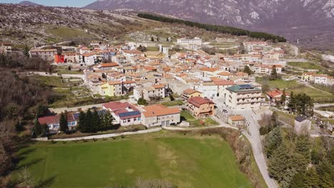 vista aérea del paisaje de pietraroja, un pueblo en la cima de una colina, en italia, en un día soleado