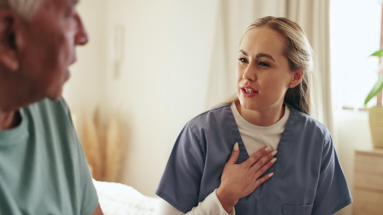 медсестра консультируется с пожилым пациентом