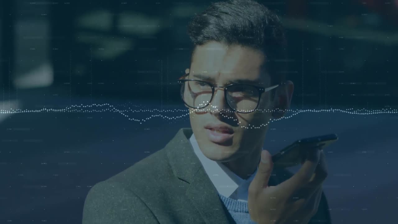 animación del procesamiento de datos sobre un hombre de negocios que usa un teléfono inteligente