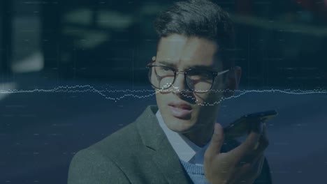 animación del procesamiento de datos sobre un hombre de negocios que usa un teléfono inteligente