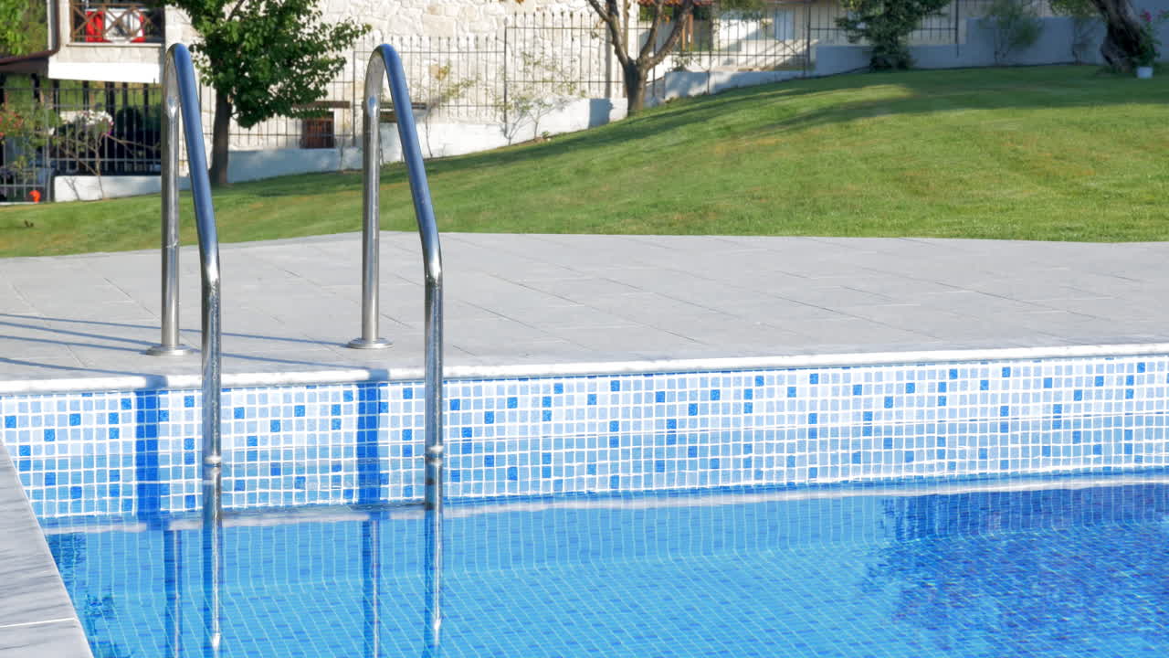 Cinemagraph - udendørs swimmingpool med krusende vand