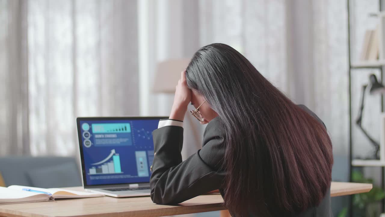 노트북에서 일하는 사업가