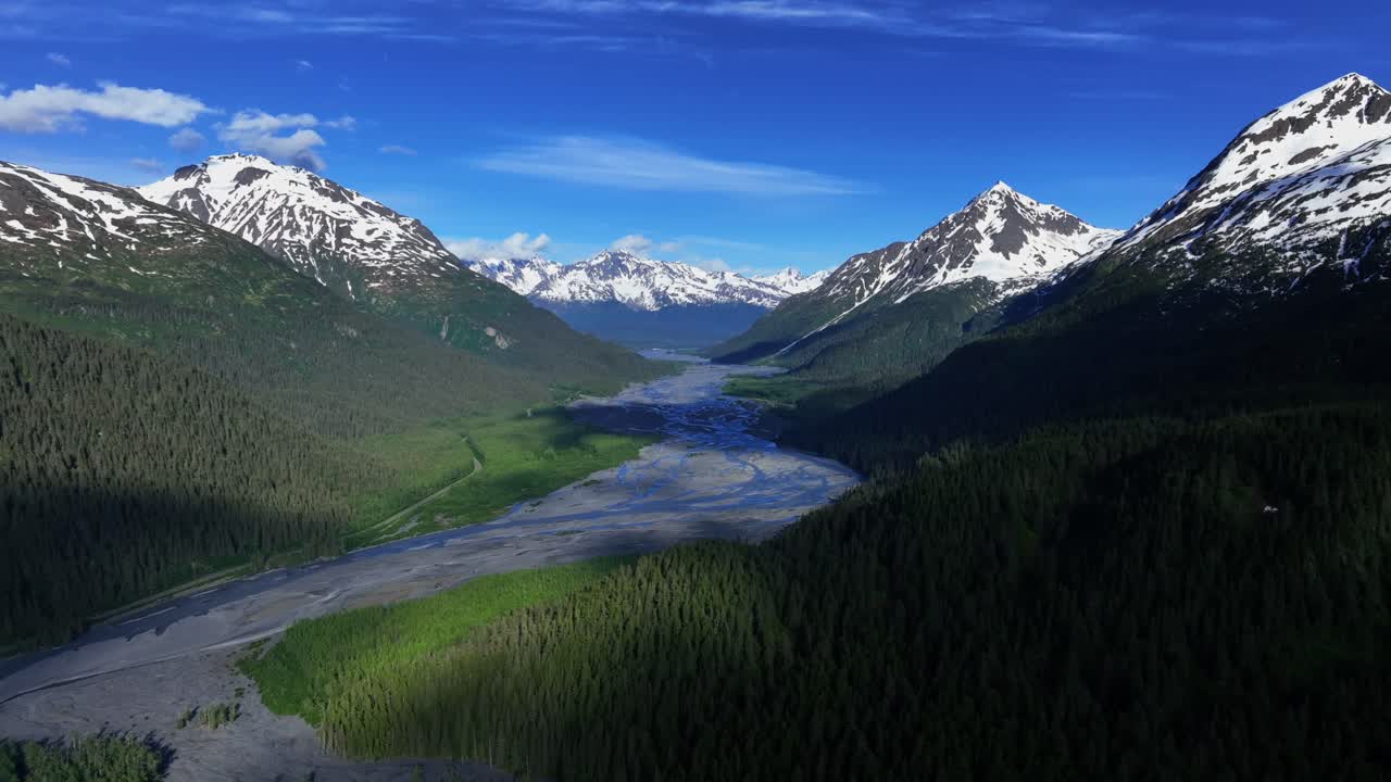 montañas cubiertas de nieve y escorrentía glaciar en el glaciar matanuska en alaska