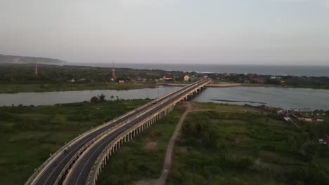 Vista-Aérea,-Puente-Largo-Con-Autopista