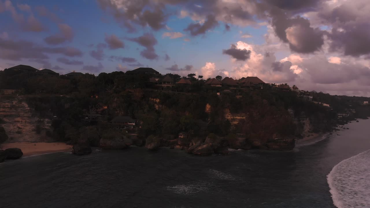 vista aérea de drones de bali, paisaje, templo de uluwatu, isla de bali