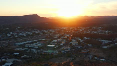 Hermosa-Puesta-De-Sol-Sobre-La-Ciudad-De-Alice-Springs-En-El-Territorio-Del-Norte,-Australia