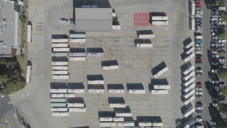 autobús que llega al parque en una gran colección de vehículos en depósito comercial visto desde la perspectiva aérea arriba