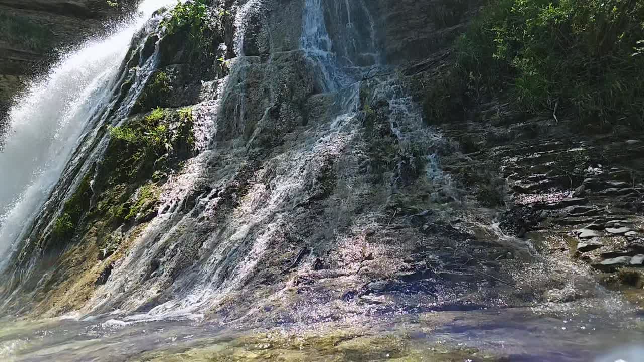 descubra la tranquilidad con este video en cámara lenta en hd de una suave cascada, perfecta para la relajación y los proyectos con temas de la naturaleza
