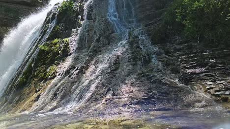 Descubra-La-Tranquilidad-Con-Este-Vídeo-En-Alta-Definición-En-Cámara-Lenta-De-Una-Suave-Cascada,-Perfecto-Para-Relajación-Y-Proyectos-Con-Temas-De-Naturaleza.