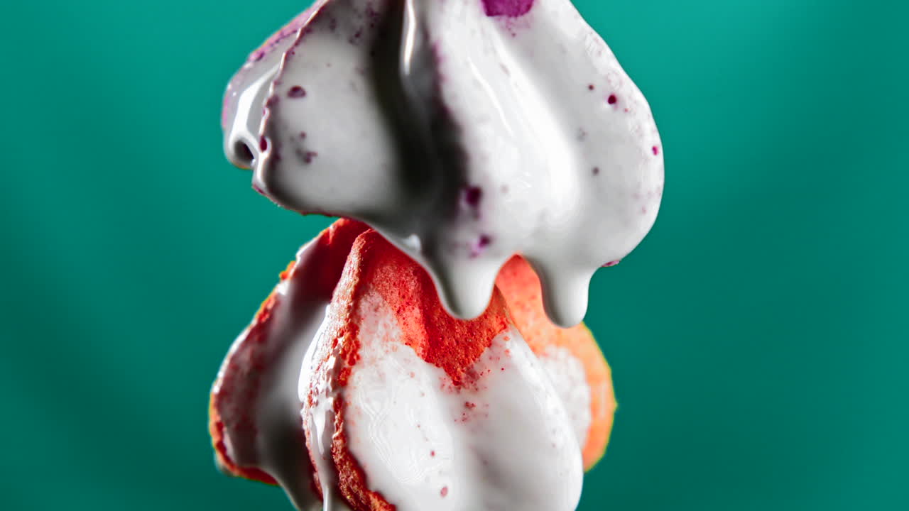 merengues apilados con crema batida goteando