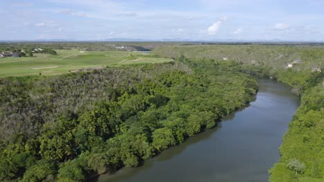 Chavon-Fluss-Fließt-Neben-Dem-Golfplatz-Im-La-Romana-Country-Club