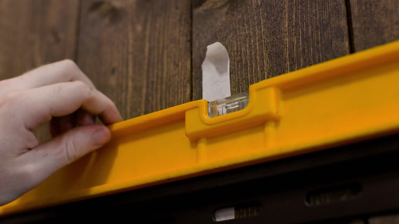 4k에서 벽에 매달린 tv 벽 브래의 정신 수준 거품의 클로즈업