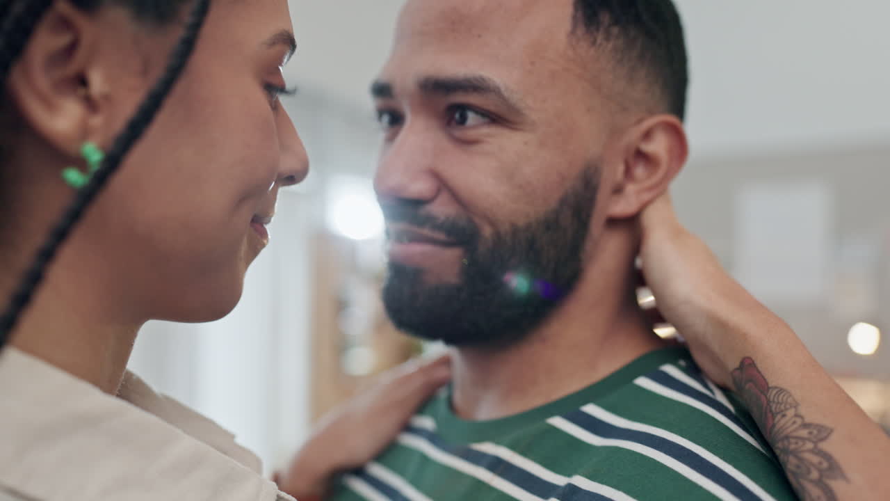 casa y pareja con amor abrazo