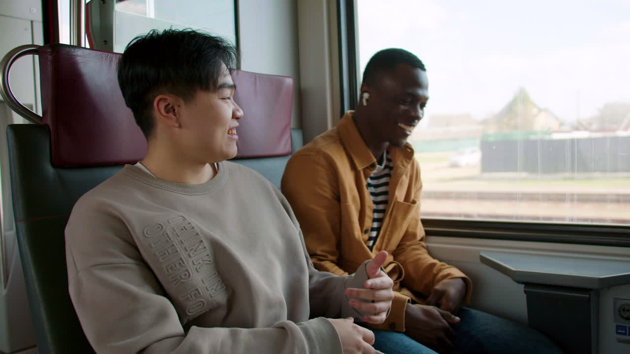 음악을 듣는 친구들