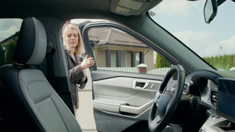 woman driving and using phone