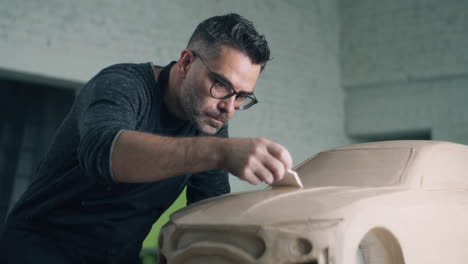 la escultura de un modelo de coche