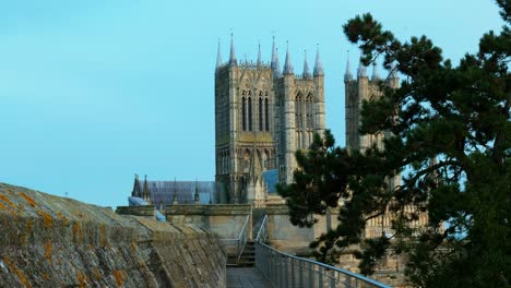 Vistas-De-La-Famosa-Catedral-De-Lincoln-Que-Muestra-A-Los-Turistas-Y-Compradores-Caminando-Por-Las-Concurridas-Calles-De-La-Histórica-Ciudad-De-Lincoln.