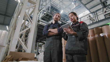 trabajadores de la fábrica con tableta digital
