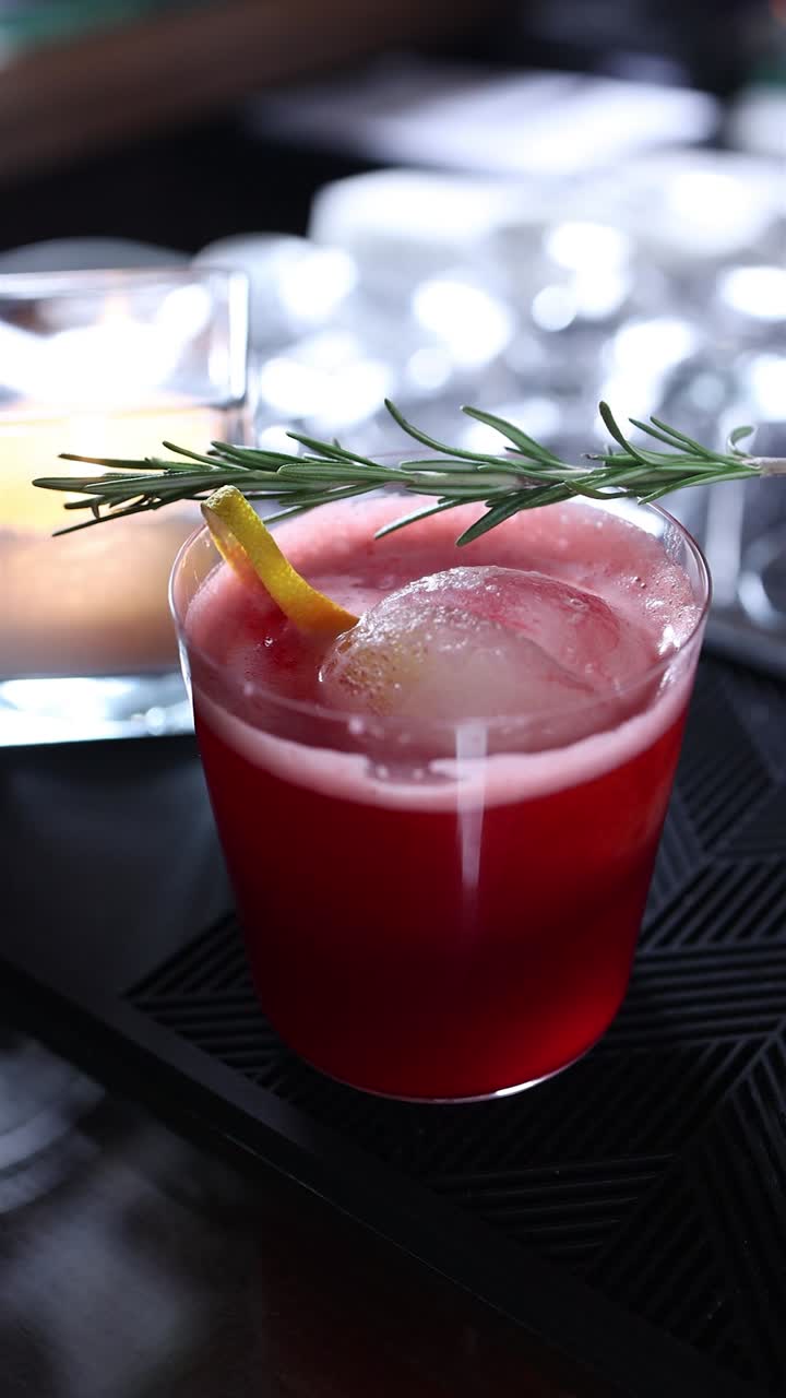 Rød cocktail med rosmarin og citron