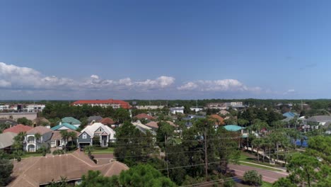 Un-Dron-Disparó-Sobre-El-Centro-Histórico-De-Pensacola-En-Florida-En-Un-Día-Muy-Nublado-Y-Soleado-3