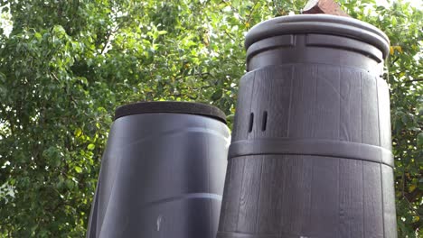 Kompostbehälter-In-Einem-Sommergarten-Mittlerer-Neigungsschuss