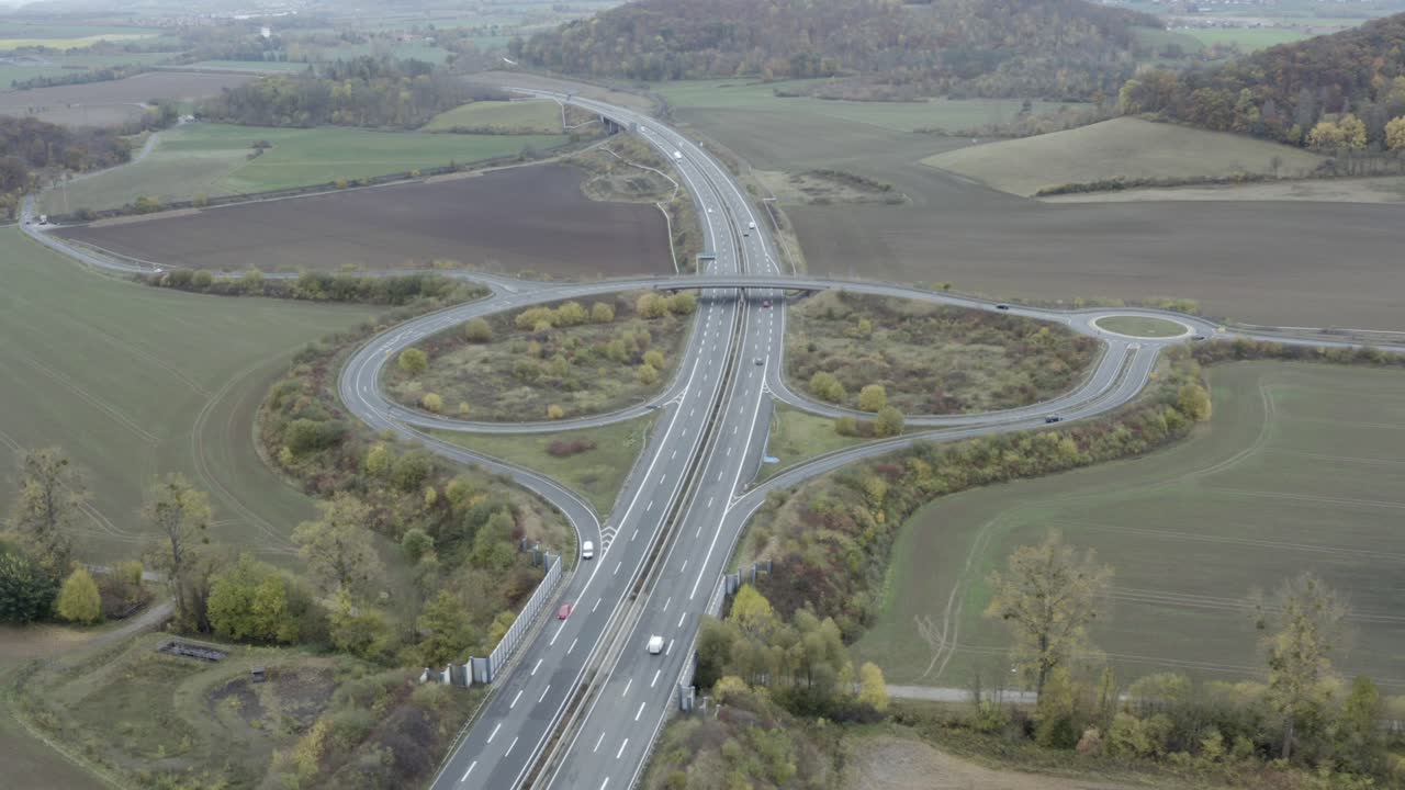 antena de drones de autopista vacía autopista autopista durante la pandemia de la corona en alemania, europa