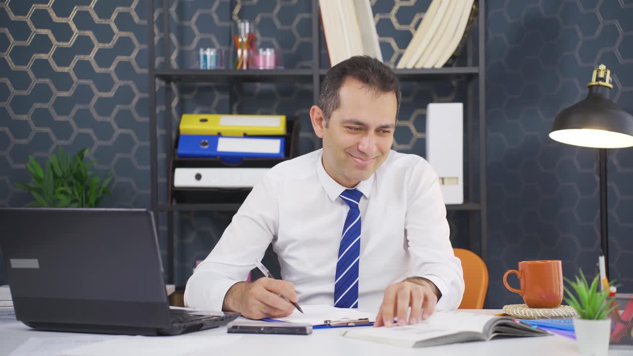 hombre de negocios con sueños y metas.