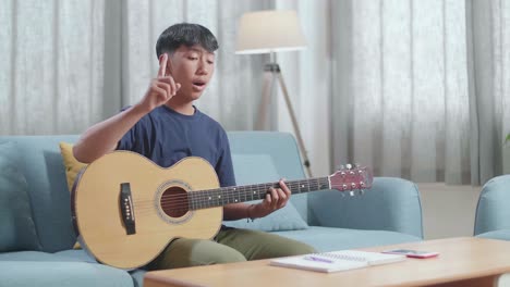 기타를 연주하고 음악을 작곡하는 젊은이