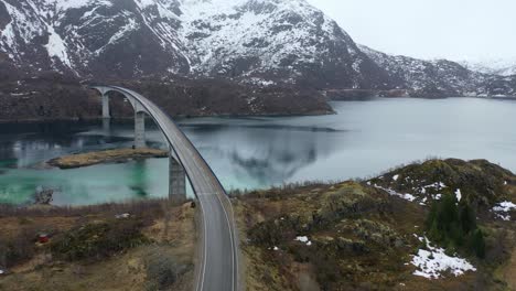 Luftdrohne-4K-Aufnahmen-Der-Brücke-In-Reine,-Lofoton-Inseln,-Norwegen