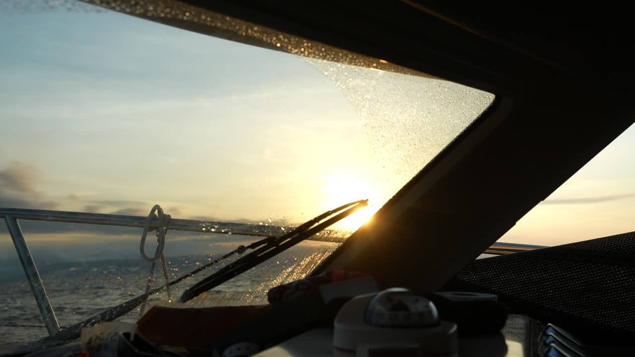 Morgengrauen in der Adria, von einem kleinen Motorboot in Kroatien aus