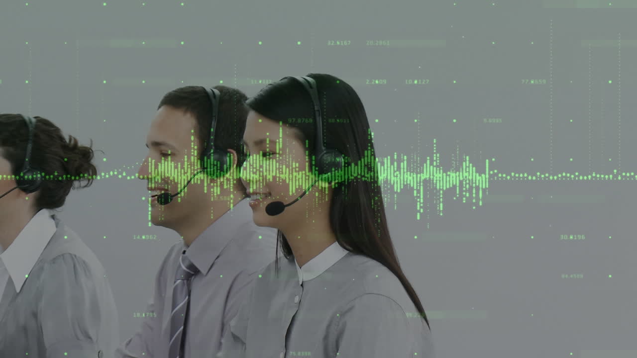 animación del procesamiento de datos sobre personas de negocios que usan auriculares telefónicos