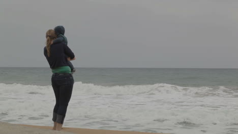 madre con hijo playa de mar