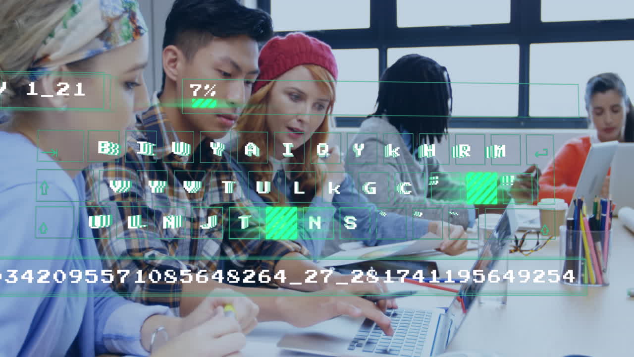 анимация освещенного узора, движущегося по буквам, цифрам над различными коллегами, обменивающимися идеями.