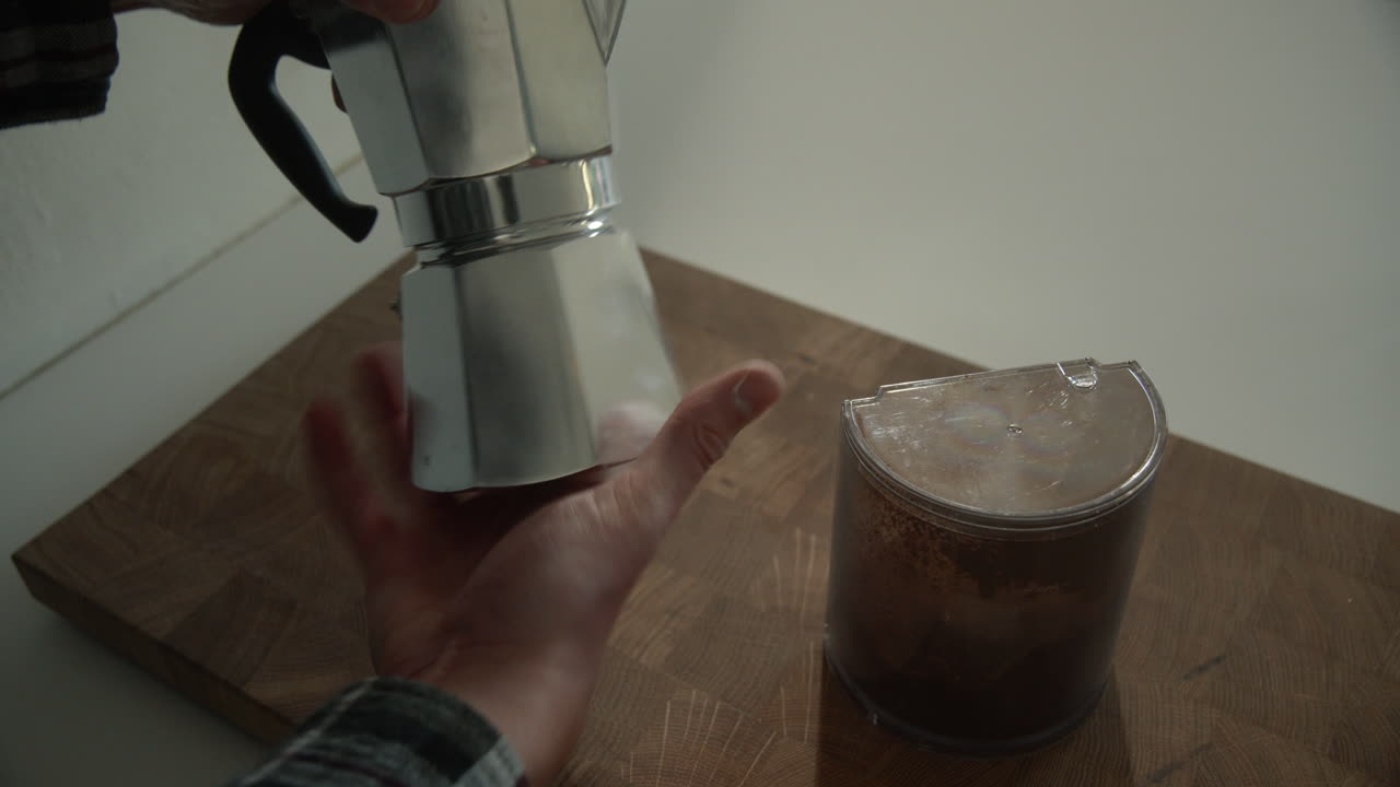 macho unscew bialetti moka express café por la mañana en la cocina de casa