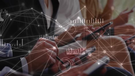 animación de la red de conexiones a través de empresarios caucásicos que utilizan teléfonos inteligentes