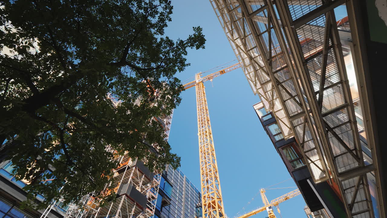 grúa torre en el distrito de negocios de la ciudad moderna en las ventanas de los edificios de oficinas el sol i