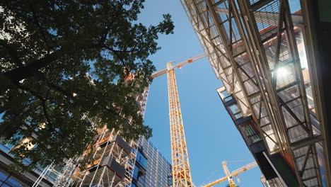 grúa torre en el distrito de negocios de la ciudad moderna en las ventanas de los edificios de oficinas el sol i