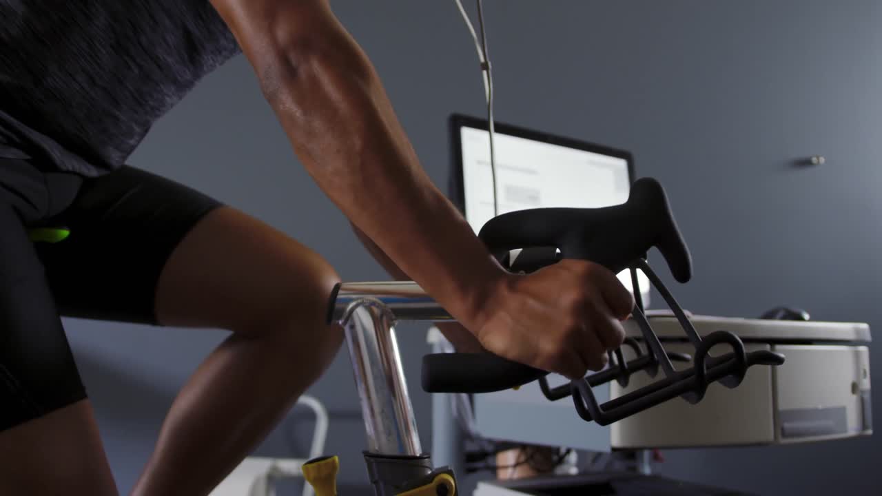 대사 가스 분석기를 사용하는 자전거 타자