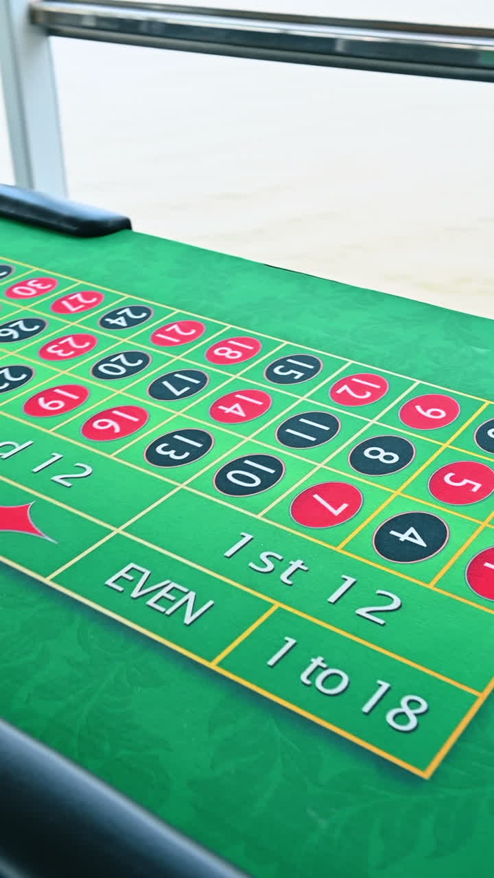 New York, USA, 1 agosto 2025: tavolo da roulette da casinò con fiches e ruota in primo piano. Vista ravvicinata di un tavolo da roulette con fiches colorate e ruota di legno in un casinò