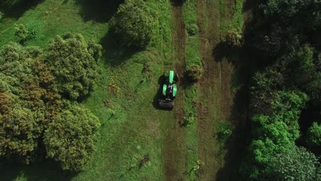 tirando hacia abajo en una vista aérea de un tractor