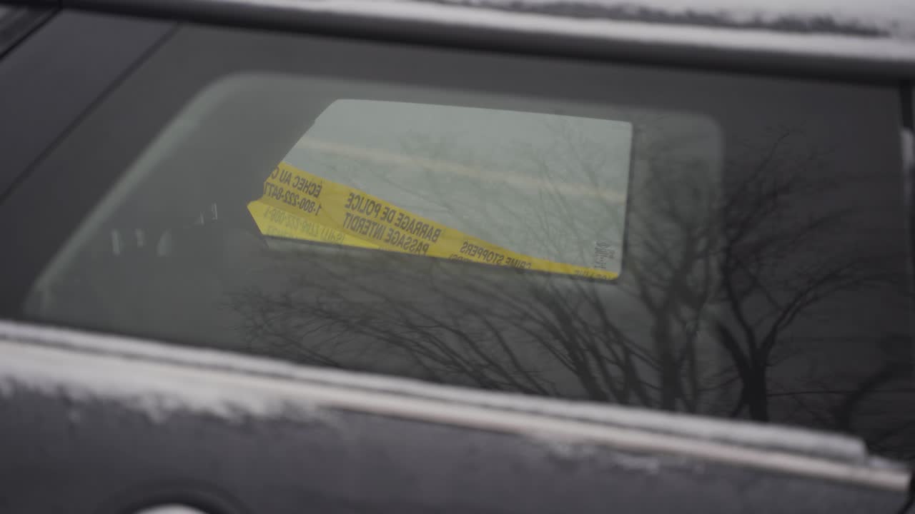 자동차 창문에 있는 주의 테이프