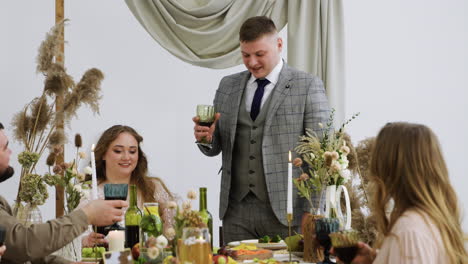 el novio dando un discurso en el banquete