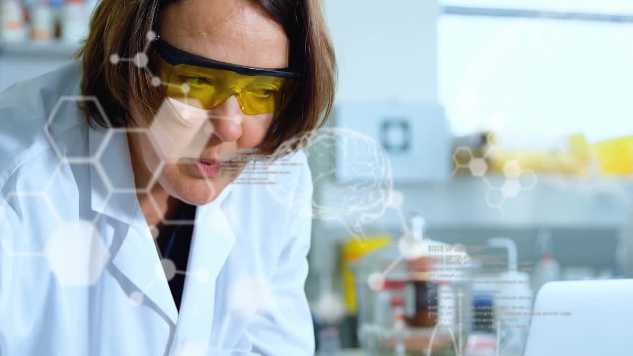 animación del procesamiento de datos sobre una científica caucásica en el laboratorio