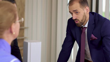 joven arquitecto en traje de negocios explicando su nuevo proyecto de construcción