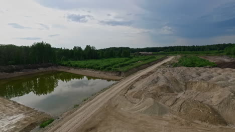 Wasserteich-Und-Sand--Oder-Kiesgrube,-Rückansicht-Der-Luftfliege